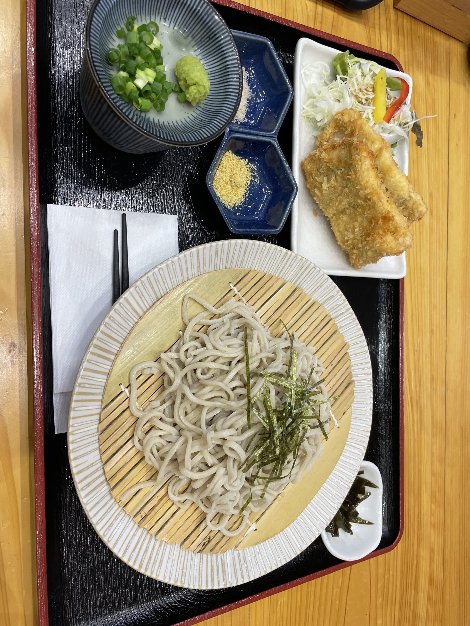 グルメ食べ歩き動画のサムネイル