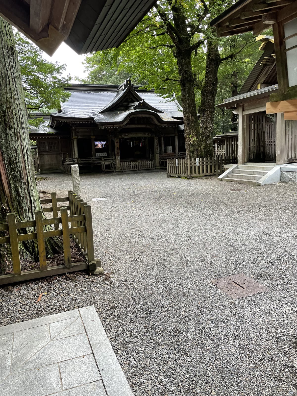 雨の天岩戸神社の境内と拝殿