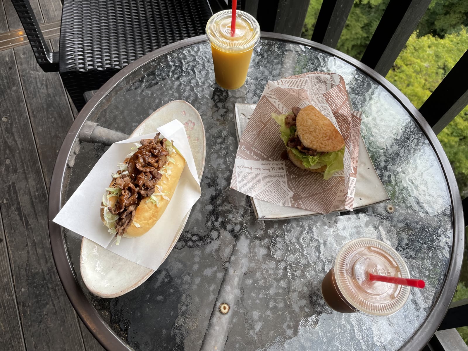 宮崎牛のホットドッグとライスバーガー、ドリンク
