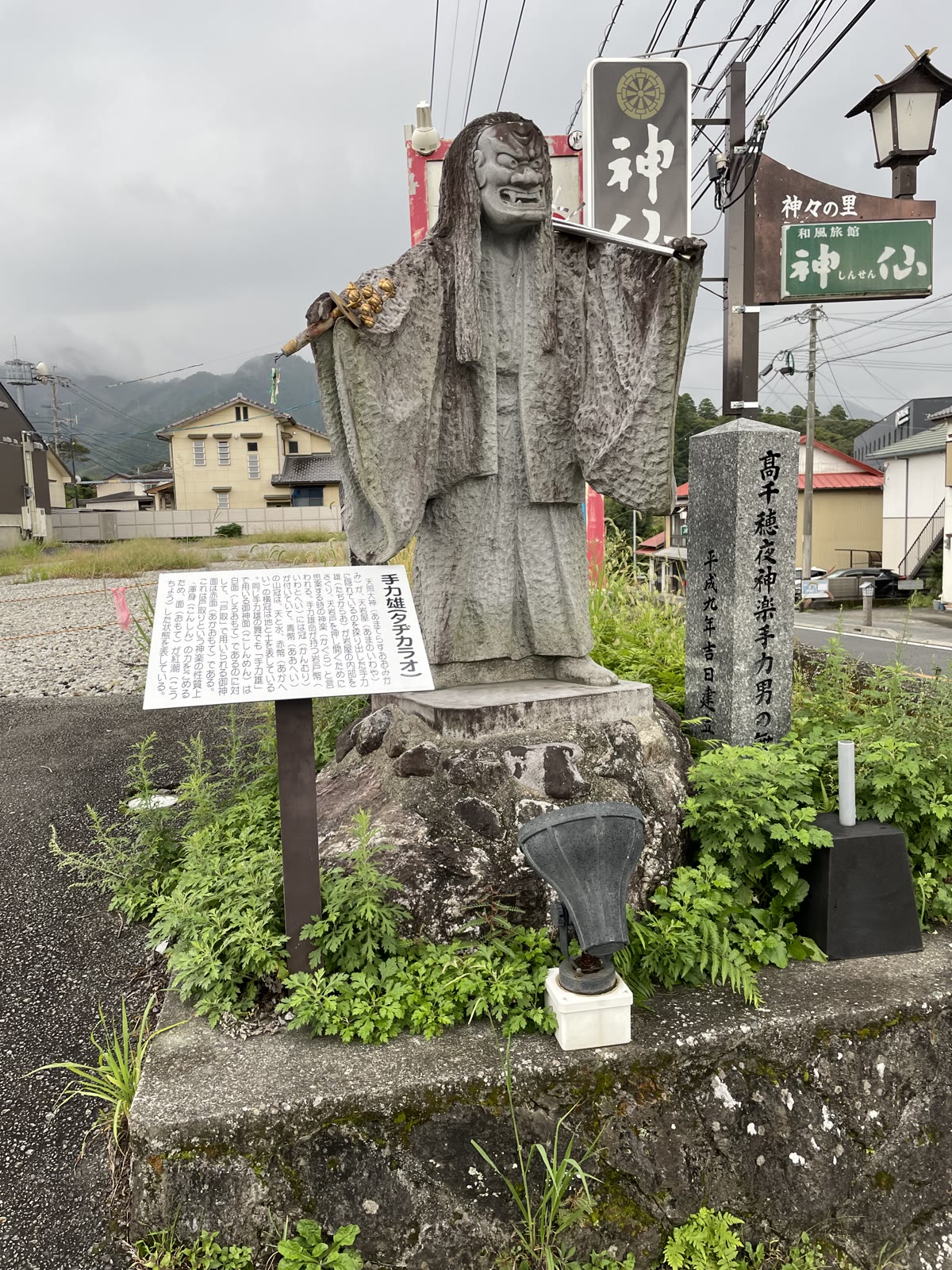 かまだぜ市場の近くにあるたぢからおの石像
