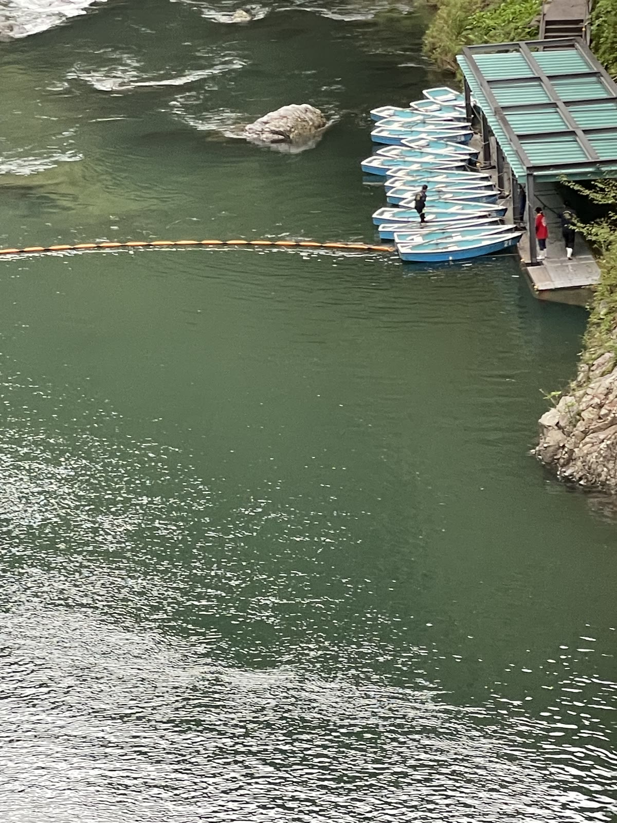橋の上から眺めた高千穂峡と、岸につながれた貸しボート