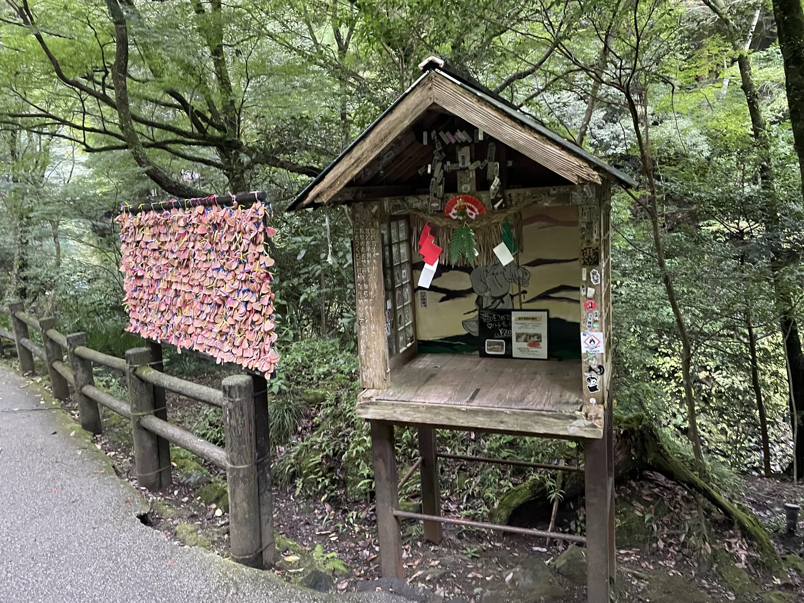 高千穂峡の遊歩道沿いにあった祠と願い札