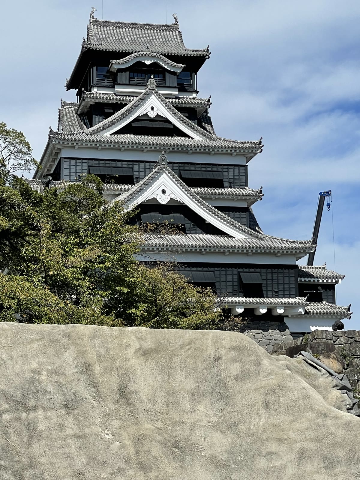 石垣の上にそびえる熊本城の天守