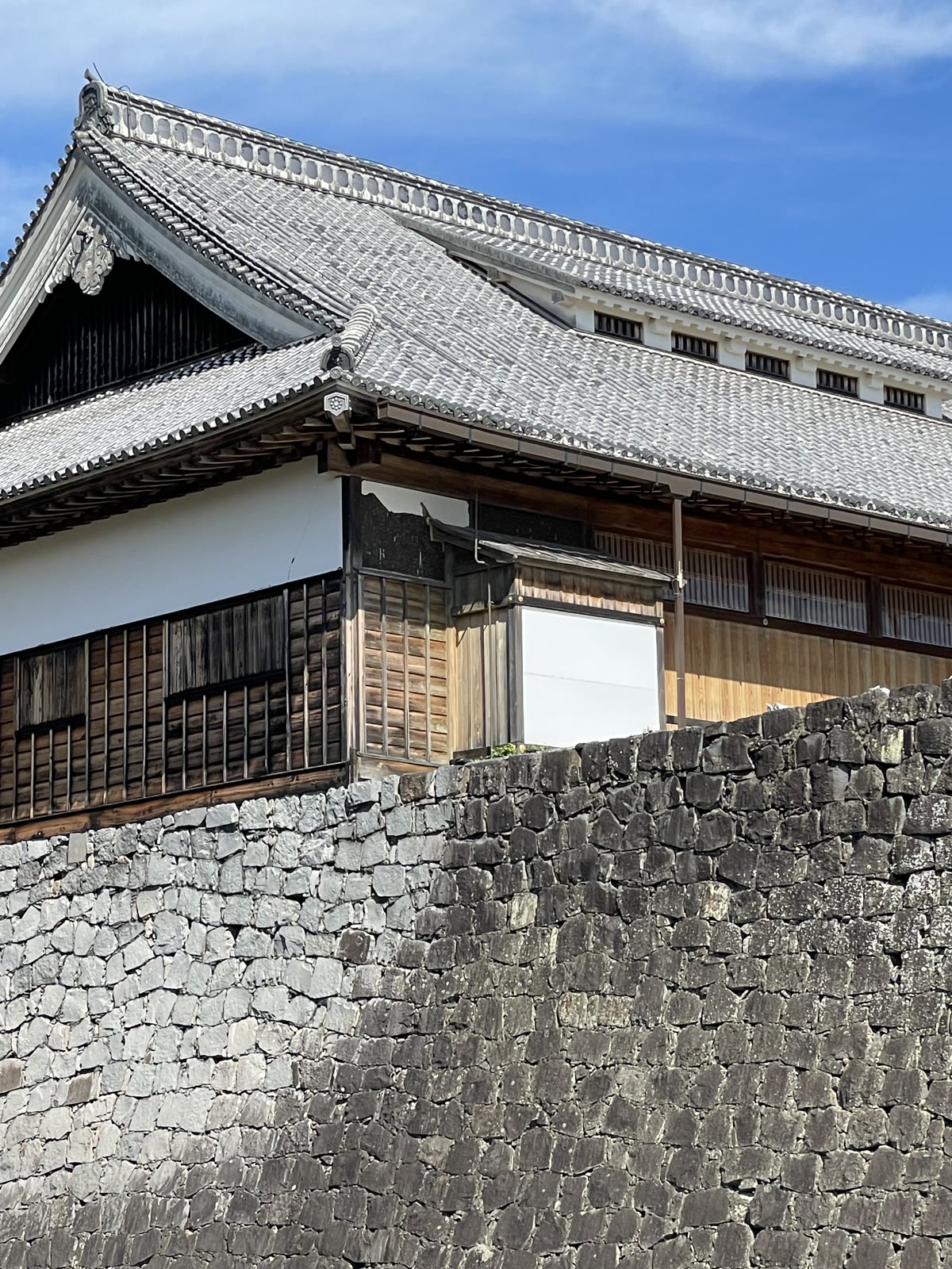 石垣と熊本城の建物
