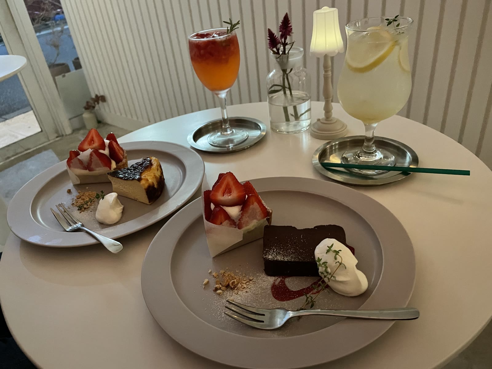 いちごタルトとチョコレートブラウニー、ドリンク